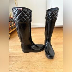 Size 7.5 Hunter Boots with shine sponge and two fashion sock inserts!